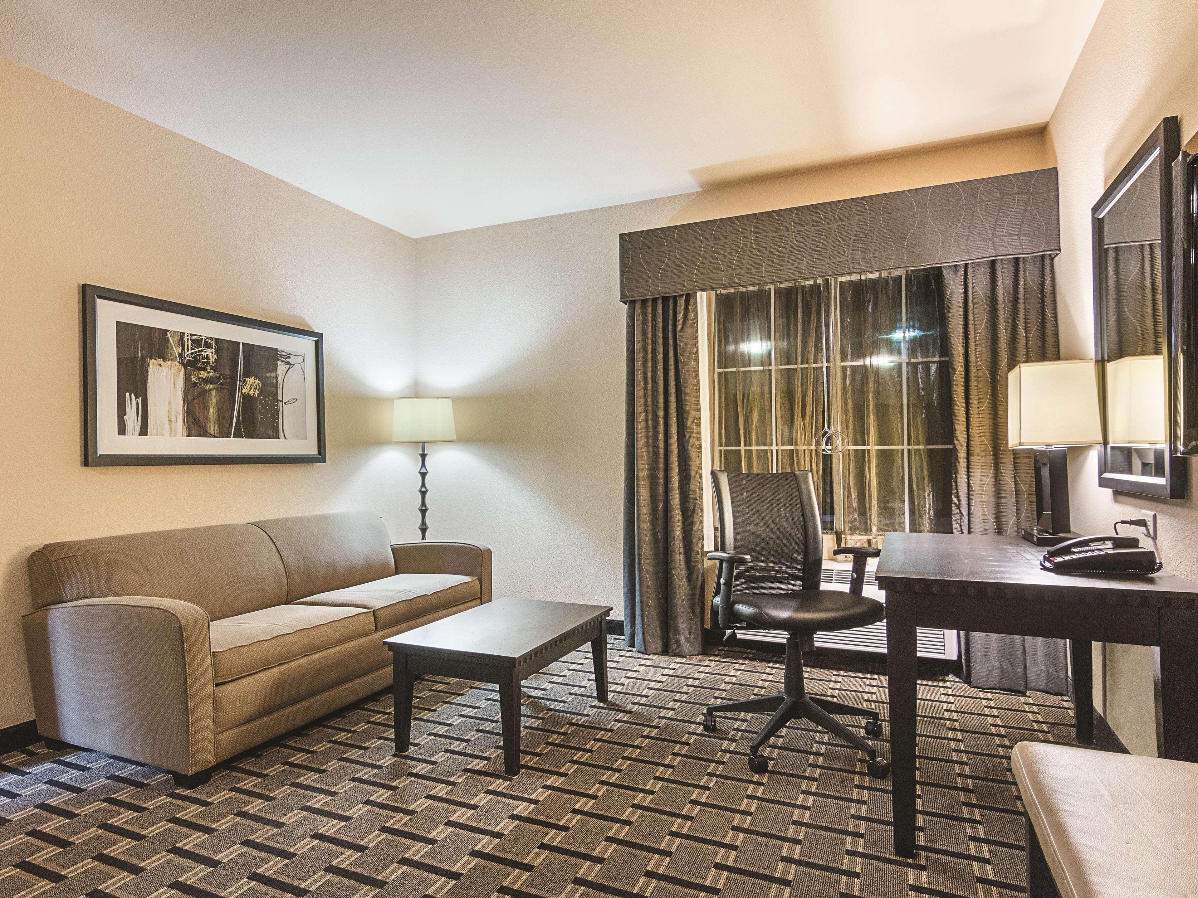 Отель La Quinta By Wyndham Mt. Pleasant Mount Pleasant Экстерьер фото