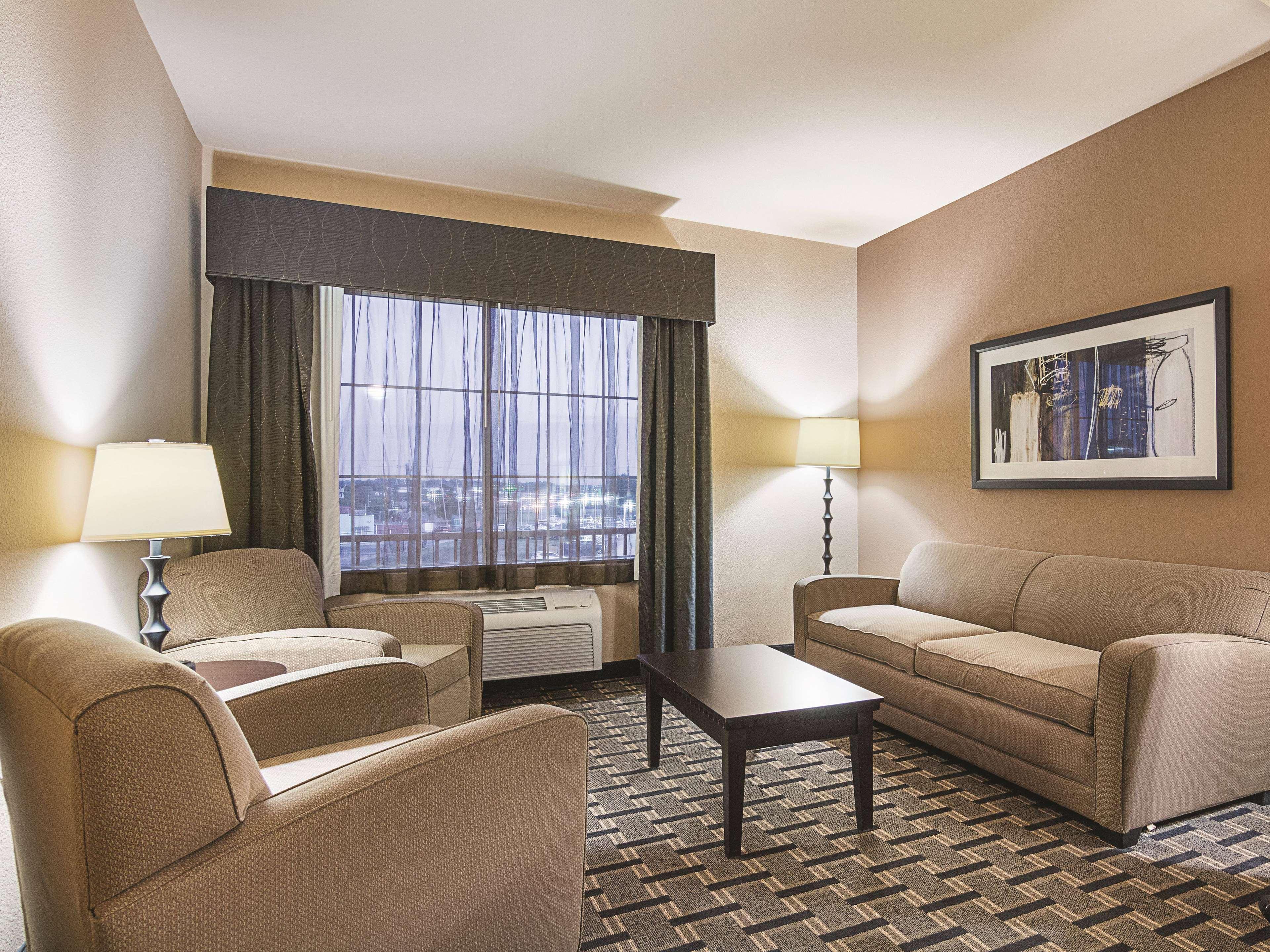 Отель La Quinta By Wyndham Mt. Pleasant Mount Pleasant Экстерьер фото