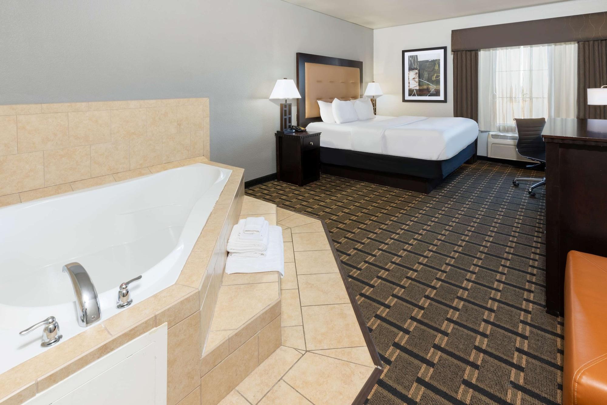 Отель La Quinta By Wyndham Mt. Pleasant Mount Pleasant Экстерьер фото