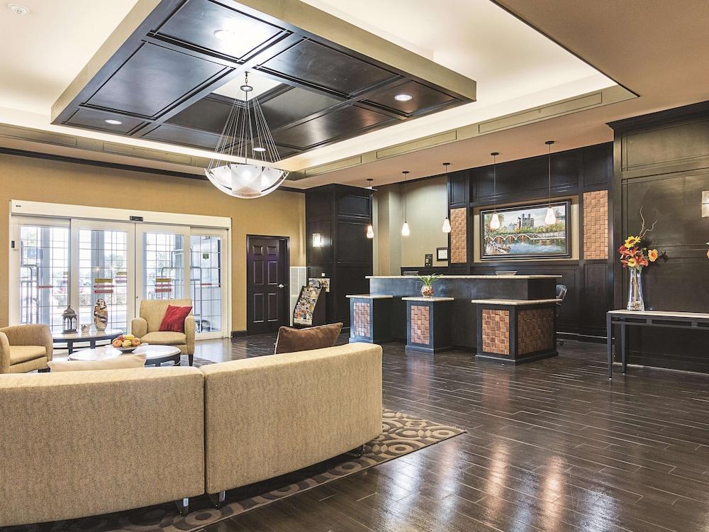 Отель La Quinta By Wyndham Mt. Pleasant Mount Pleasant Экстерьер фото
