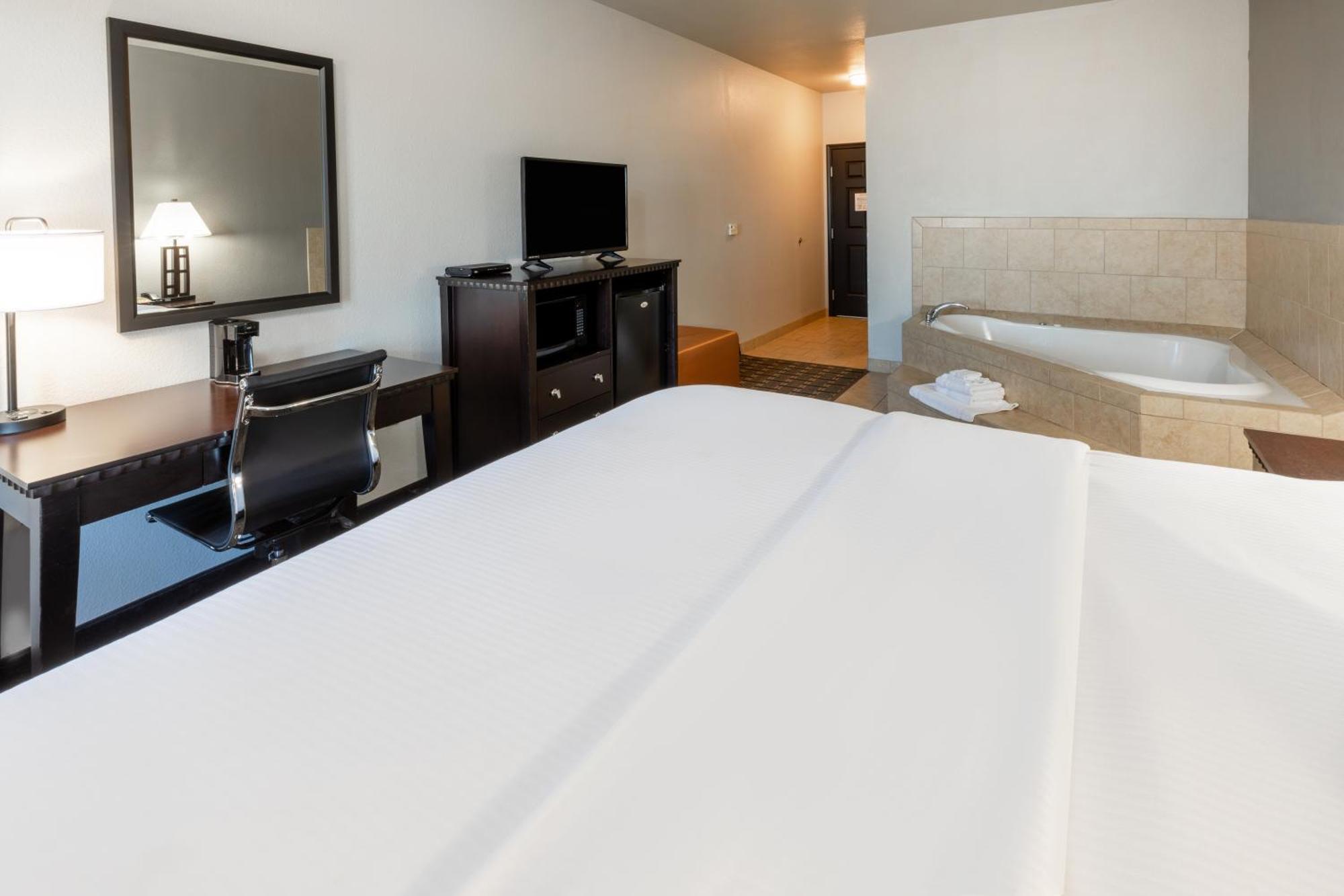 Отель La Quinta By Wyndham Mt. Pleasant Mount Pleasant Экстерьер фото