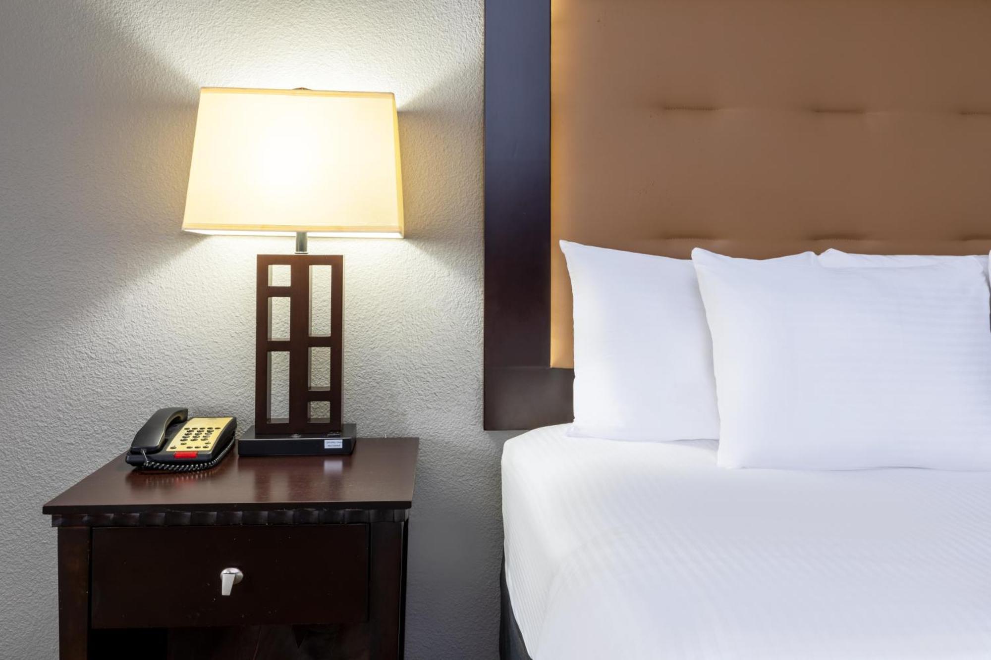 Отель La Quinta By Wyndham Mt. Pleasant Mount Pleasant Экстерьер фото